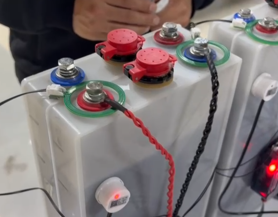 Aplicación de sensores de fuga de celda y bajo nivel de electrolito en batería